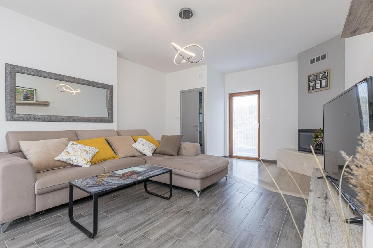 Holiday House Lidia I Rina Pićan Eksteriør billede